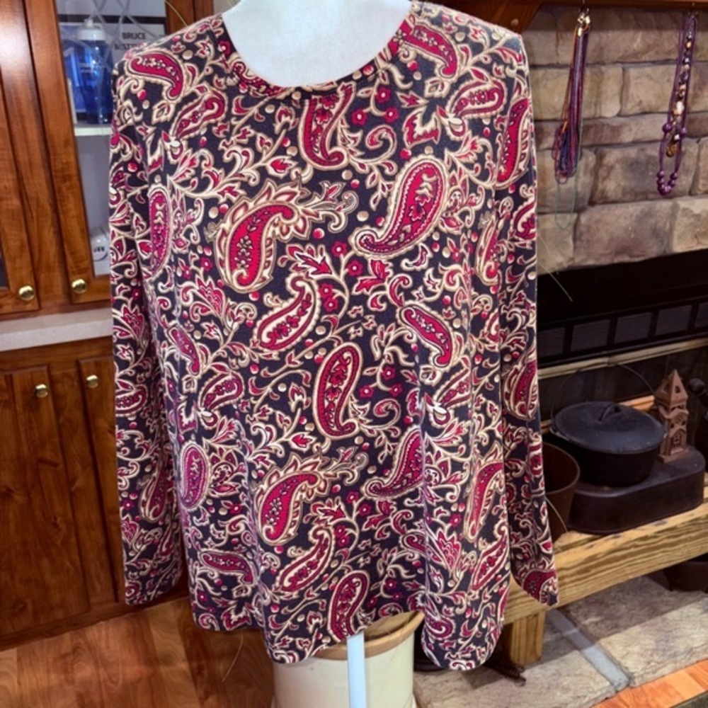 HANNAH SIZE X-LARGE RED BLACK & TAN LONG SLEEVE PAISLEY TOP WITH STRETCH